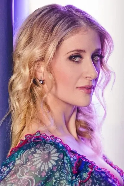 Caissie Levy photo