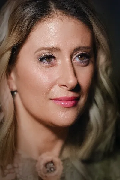 Caissie Levy photo