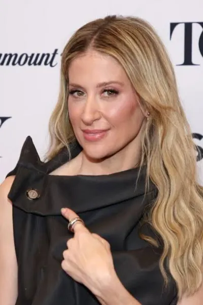 Caissie Levy photo