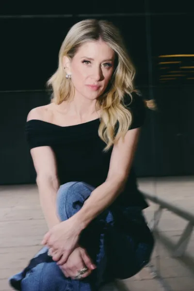 Caissie Levy photo