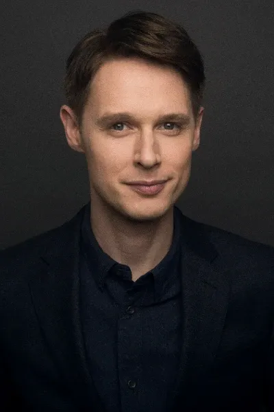 Samuel Barnett photo