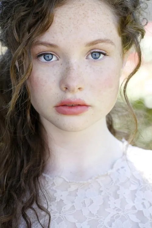 Zoe Colletti photo