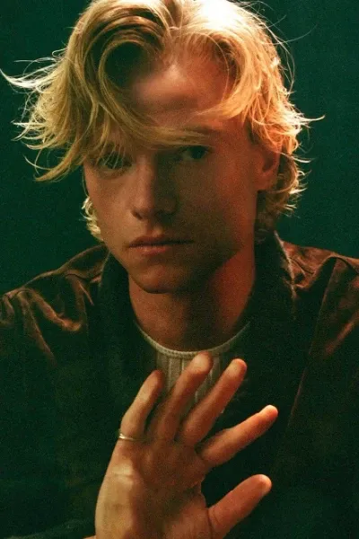Tom Rhys Harries photo
