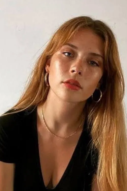 Mia Tomlinson photo