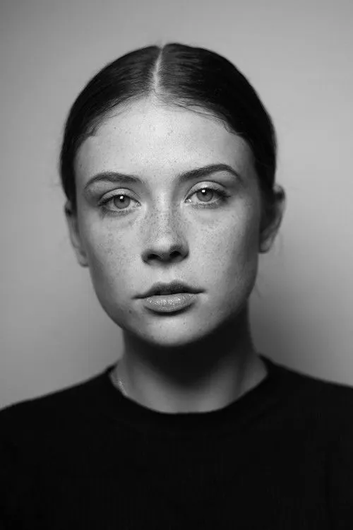 Mia Tomlinson photo