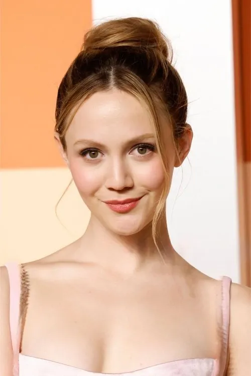 Iris Apatow photo