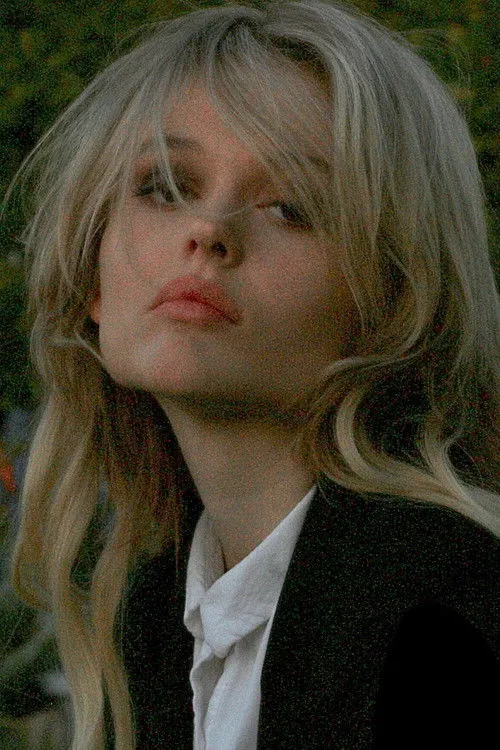 Emily Alyn Lind photo