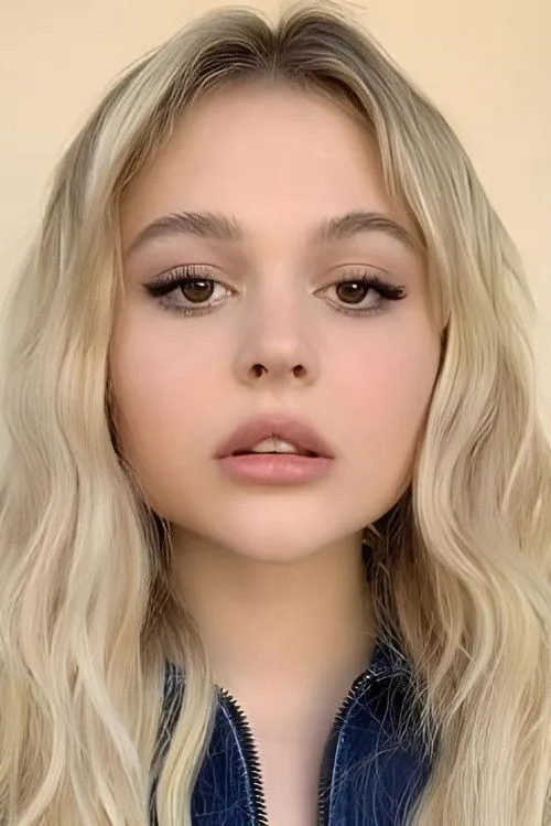 Emily Alyn Lind photo