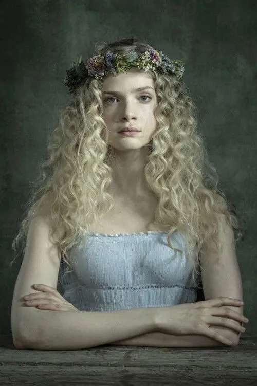 Elena Kampouris photo