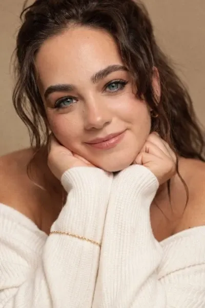 Mary Mouser photo