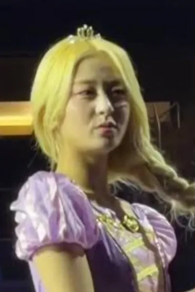 Huh Yunjin photo