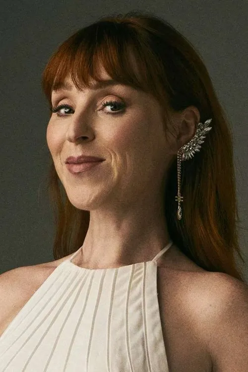 Ruth Connell photo