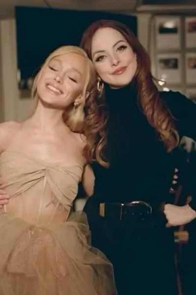 Ariana Grande and Elizabeth Gillies