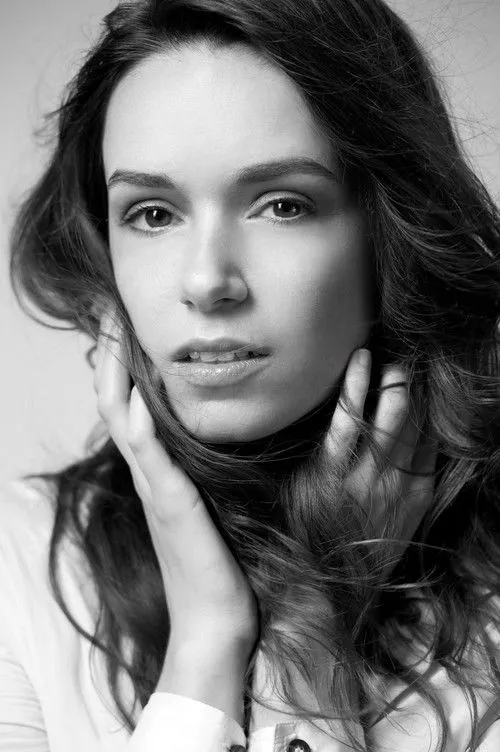 Alex Essoe photo