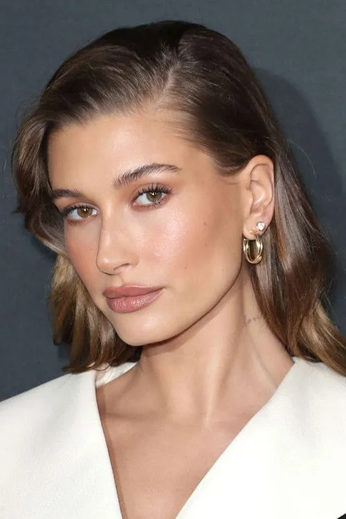 Hailey Bieber photo