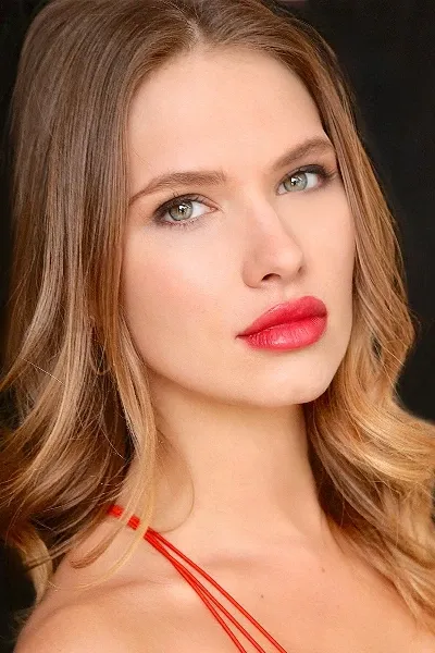 Claudia Lee