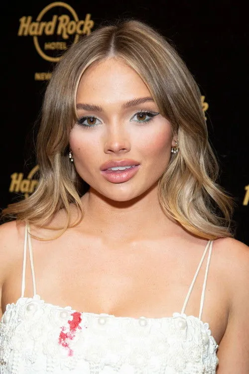 Natalie Alyn Lind photo