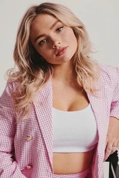 Natalie Alyn Lind photo