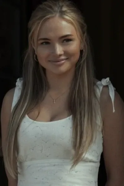 Natalie Alyn Lind photo