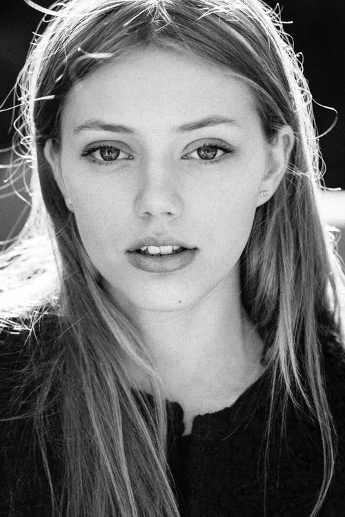 Grace Van Dien photo