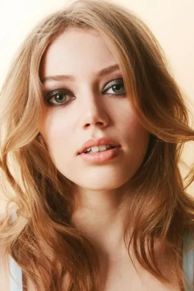 Grace Van Dien photo