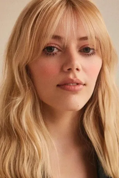 Grace Van Dien photo