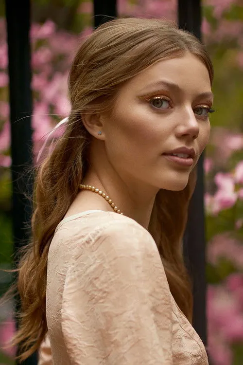 Grace Van Dien photo