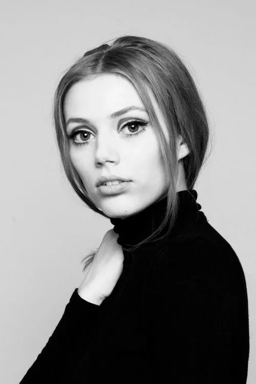 Grace Van Dien photo