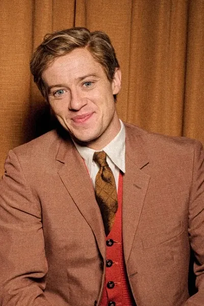 Joseph Quinn photo
