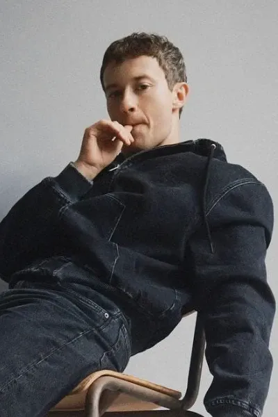 Joseph Quinn photo