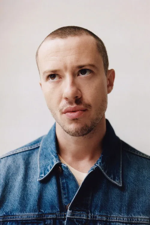 Joseph Quinn photo