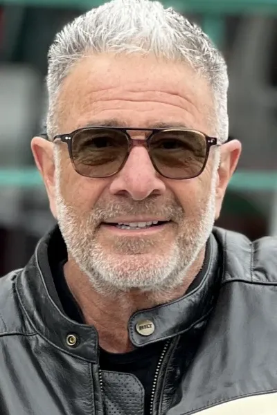 Gil Junger photo