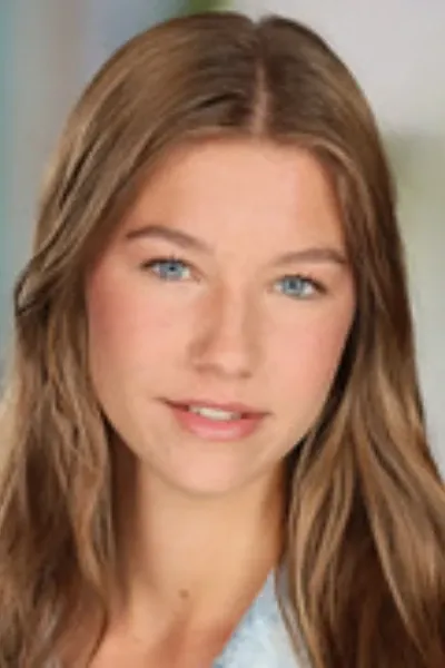 Bella Lotz photo