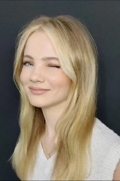 Freya Allan photo