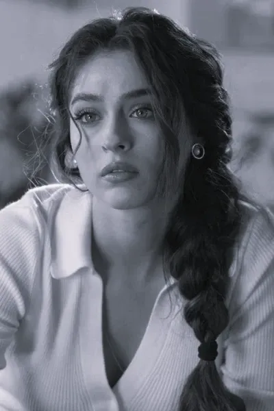 Cemre Baysel photo