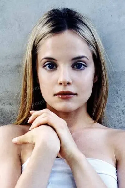 Mena Suvari photo