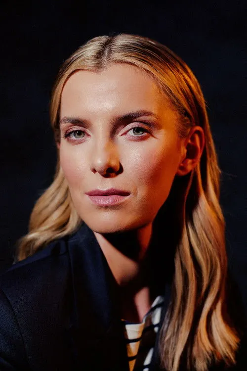 Betty Gilpin photo