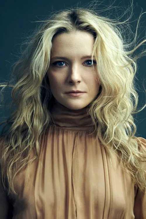 Morfydd Clark photo