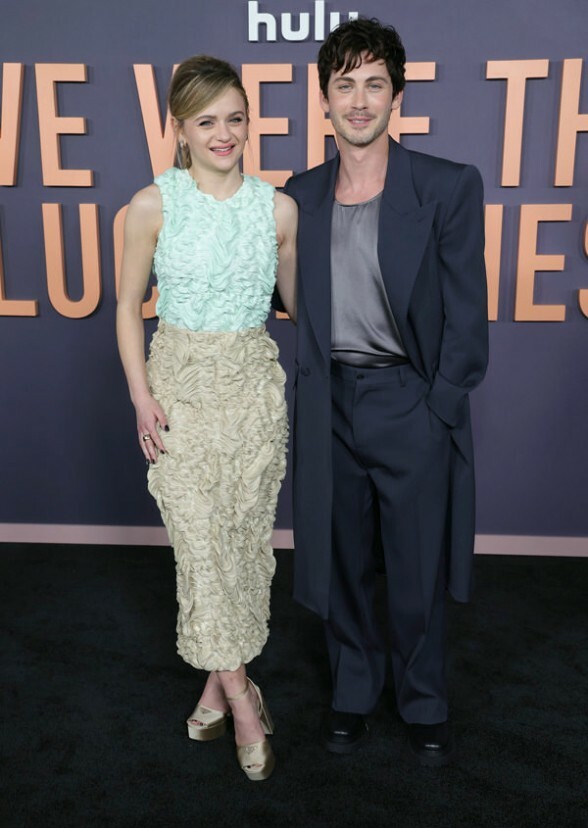 Elizabeth Olsen ft. Logan Lermann, Joey King: Fast Assemble 