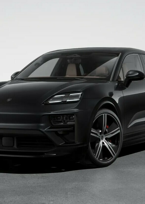 Joey King: Porsche Macan Electric Turbo