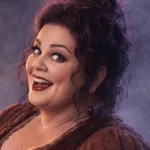 Mary Sanderson (Melissa McCarthy)